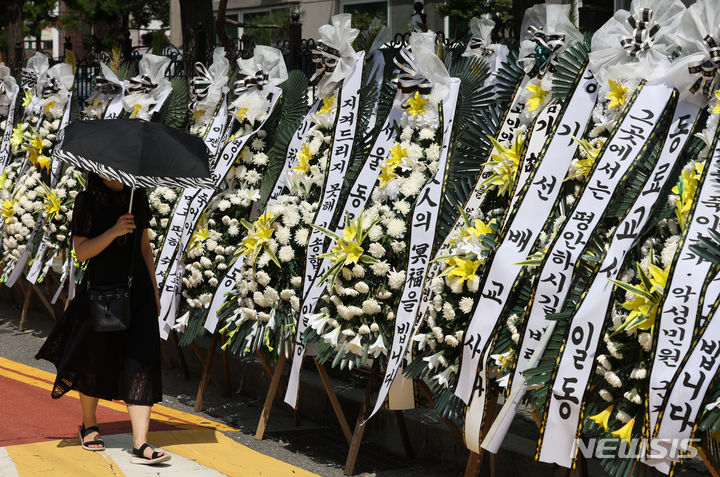 [서울=뉴시스] 고승민 기자 = 지난 3일 서울 양천구의 한 초등학교 앞 도로에 근조화환이 줄지어 놓여 있다. 이 학교에 재직하던 교사 A씨는 지난달 31일 경기 고양시의 한 아파트에서 추락해 숨졌다. 2023.09.08. kkssmm99@newsis.com