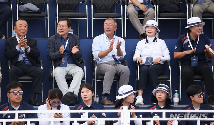 [서울=뉴시스] 조수정 기자 = 지난해 9월 3일 서울 용산구 전쟁기념관에서 열린 현대자동차 정몽구배 한국양궁대회 2023에서 정의선(가운데) 양궁협회장이 79년 세계선수권 5관왕 김진호(오른쪽 두번째) 전 선수, 84년LA 올림픽 서향순(오른쪽) 전 선수와 경기를 관전하고 있다. 2023.09.03. chocrystal@newsis.com