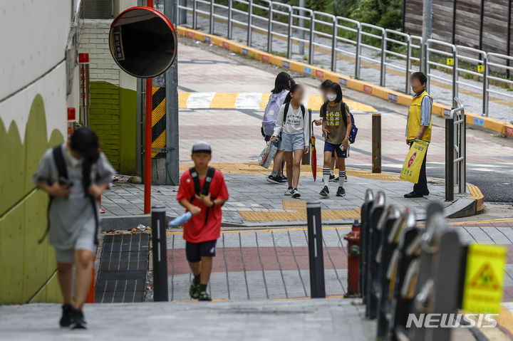 [서울=뉴시스] 정병혁 기자 = 지난해 9월4일 서울시내 한 초등학교에서 학생들이 등교를 하고 있는 모습. 2023.09.04. jhope@newsis.com