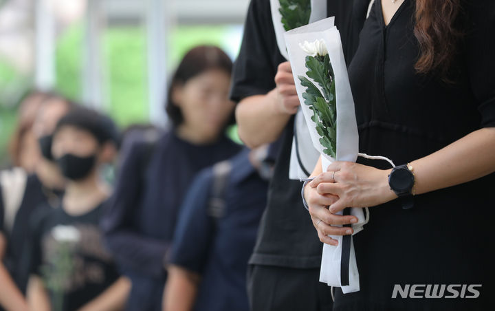 [서울=뉴시스] 김금보 기자 = 서이초 사망교사 49재를 맞은 4일 오전 서울 서초구 서이초등학교에 추모객들의 발길이 이어지고 있다. 2023.09.04. kgb@newsis.com