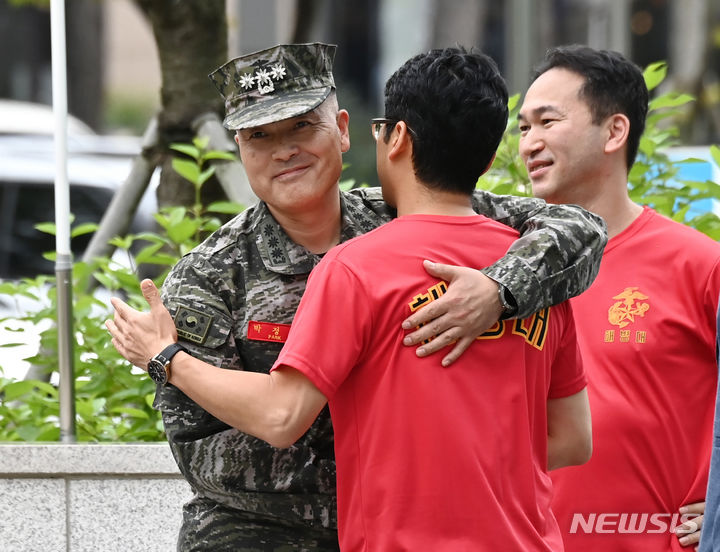 [수원=뉴시스] 김종택 기자 = 채모 상병 순직 사건을 수사하다가 보직 해임된 박정훈 대령(전 해병대 수사단장)이 4일 경기도 수원시 영통구 수원지방법원에서 열린 보직해임 집행정지 신청 사건의 첫 심문기일에 출석하며 응원에 나선 해병대 예비역 동기생들과 포옹하고 있다. 박 대령은 지난달 21일 수원지방법원에 '보직해임 집행정지'를 신청했다. 2023.09.04. jtk@newsis.com