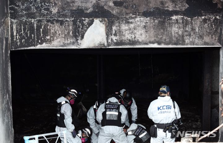 [부산=뉴시스] 하경민 기자 = 23명의 부상자를 낸 부산 동구 목욕탕 폭발사고 현장에서 4일 부산소방과 경찰 등 합동감식반이 2차 감식을 벌이고 있다. 2023.09.04. yulnetphoto@newsis.com