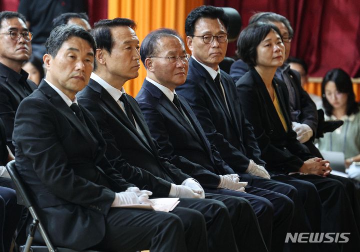 [서울=뉴시스] 김금보 기자 = 4일 오후 서울 서초구 서이초등학교에서 서이초 사망 교사 49재 추모제가 열리고 있다. 왼쪽부터 이주호 부총리 겸 교육부장관, 임태희 경기도 교육감, 윤재옥 국민의힘 원내대표, 박광온 더불어민주당 원내대표, 이정미 정의당 대표. (공동취재사진) 2023.09.04. photo@newsis.com