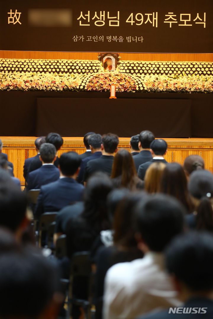 [서울=뉴시스] 김금보 기자 = 4일 오후 서울 서초구 서이초등학교에서 서이초 사망 교사 49재 추모제가 열리고 있다. (공동취재사진) 2023.09.04. photo@newsis.com