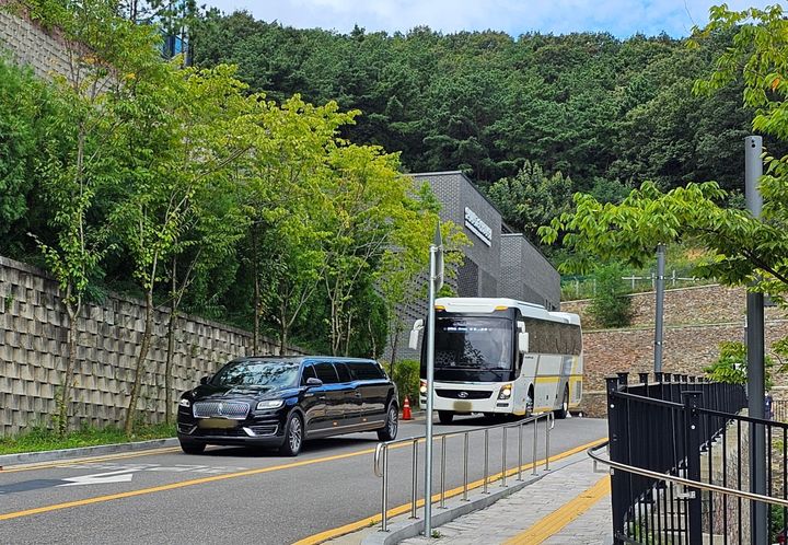 [용인=뉴시스] 양효원 기자 = 5일 오전 9시 50분께 경기 성남시에서 숨진 채 발견된 용인 소재 고등학교 체육교사 A(61)씨 장의차가 장지로 향하고 있다. 2023.9.5. hyo@newsis.com *재판매 및 DB 금지