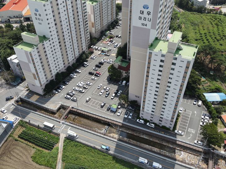 양산시는 감결소하천 인접 아파트 재해예방사업으로 투명홍수방어벽 설치를 완료했다. (사진=양산시 제공) *재판매 및 DB 금지