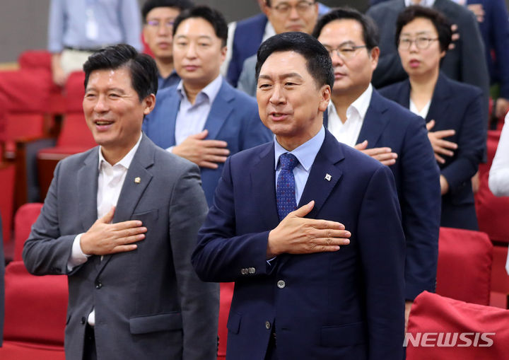 국민의례하는 김기현 국민의힘 대표. [서울=뉴시스] 추상철 기자 = 김기현 국민의힘 당 대표가 5일 오전 서울 여의도 국회에서 열린 '방위산업 육성과 발전방안을 위한 연속 토론회'에 참석해 국민의례를 하고 있다. 2023.09.05. scchoo@newsis.com