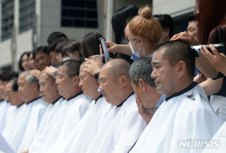 [전주=뉴시스] 김얼 기자 = '전북도의회 새만금 SOC 예산삭감 반대 삭발 투쟁'이 열린 5일 전북 전주시 전북도의회 앞에서 전북도의원들이 결의를 다지며 삭발하고 있다. 2023.09.05. pmkeul@nwsis.com