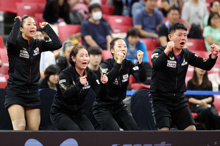 [서울=뉴시스] 고승민 기자 = 한국 여자탁구가 2023 제26회 ITTF-ATTU 평창아시아탁구선수권대회 단체전 결승에 진출했다. 대회 3일차인 5일 강원 평창돔에서 열린 단체 4강전에서 한국 여자 탁구대표팀이 홍콩을 3대 0으로 이겼다. 한국 여자 탁구대표팀은 이날 오후7시 중국을 상대로 결승전에 나선다. 사진은 경기중 대표팀이 기뻐하는 모습. (사진=2023 평창아시아탁구선수권대회 조직위원회 제공) 2023.09.05. photo@newsis.com *재판매 및 DB 금지