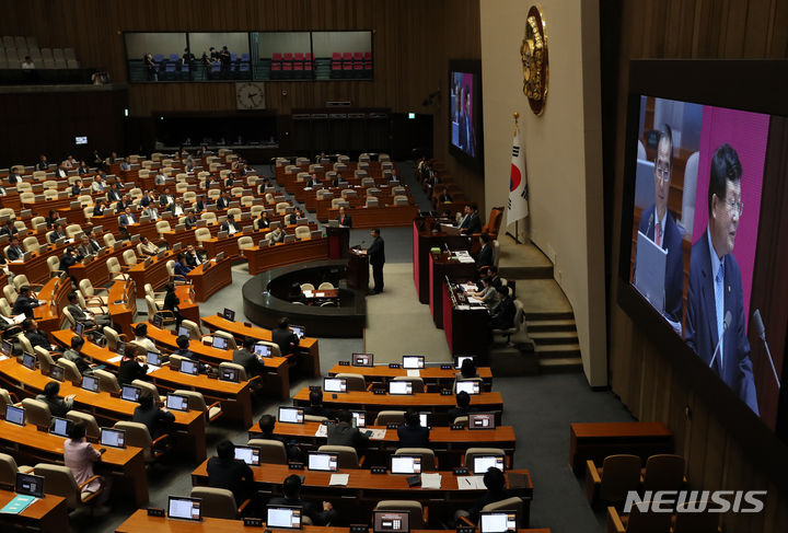 [서울=뉴시스] 이영환 기자 = 설훈 더불어민주당 의원이 5일 오후 서울 여의도 국회 본회의장에서 열린 제410회국회(정기회) 제2차 본회의 정치 분야 대정부 질문에서 한덕수 국무총리에게 질문을 하고 있다. 2023.09.05. 20hwan@newsis.com