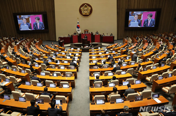 제410회 국회(정기회) 제2차 본회의 정치 분야 대정부질문. [서울=뉴시스] 고범준 기자 = 권성동 국민의힘 의원이 5일 오후 서울 여의도 국회 본회의장에서 열린 제410회국회(정기회) 제2차 본회의 정치 분야 대정부 질문에서 김영호 통일부 장관에게 질의하고 있다. 2023.09.05. bjko@newsis.com