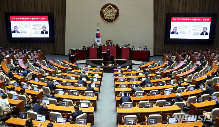 한덕수 국무총리에게 질의하는 성일종 국민의힘 의원. [서울=뉴시스] 추상철 기자 = 성일종 국민의힘 의원이 6일 오후 서울 여의도 국회 본회의장에서 열린 제410회국회(정기회) 3차 본회의 외교·통일·안보 분야 대정부 질문에서 한덕수 국무총리에게 질의하고 있다. 2023.09.06. scchoo@newsis.com