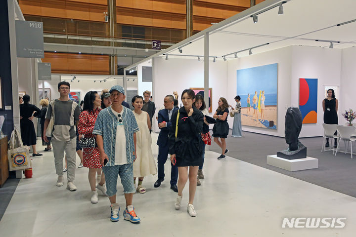 [서울=뉴시스] 박진희 기자 = 6일 개막한 세계적인 아트페어 '프리즈 서울' 전시장을 찾은 중국 관람객들이 갤러리 투어를 하고 있다. 2023.09.06. pak7130@newsis.com