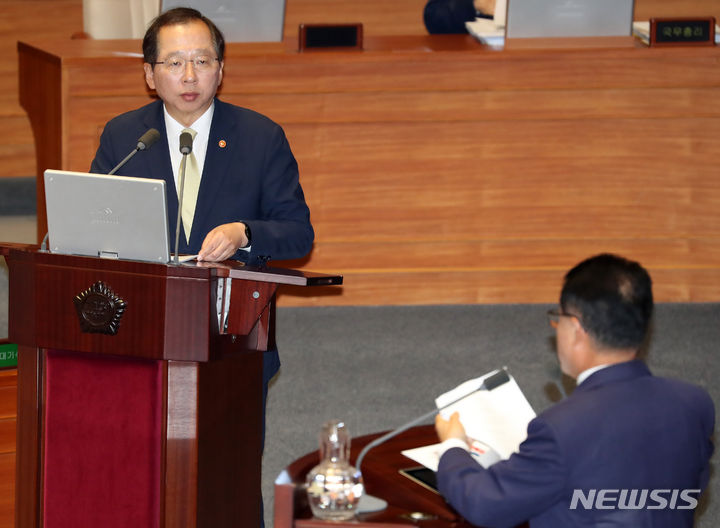 [서울=뉴시스] 이영환 기자 = 조승환 해양수산부 장관이 7일 오후 서울 여의도 국회 본회의장에서 열린 제410회국회(정기회) 제4차 본회의 경제 분야 대정부 질문에서 정운천 국민의힘 의원의 질의에 답하고 있다. 2023.09.07. 20hwan@newsis.com