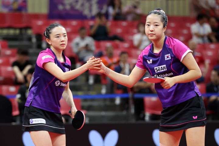 [서울=뉴시스] 고승민 기자 = 2023 ITTF-ATTU 제26회 평창아시아탁구선수권대회 5일차인 7일 여자 복식 경기에서 한국 신유빈, 전지희가 경기에 집중하고 있다. (사진=2023 평창아시아탁구선수권대회 조직위원회 제공) 2023.09.07. photo@newsis.com *재판매 및 DB 금지