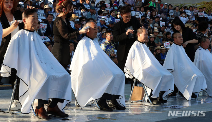 [서울=뉴시스] 이영환 기자 = 더불어민주당 김성주, 윤준병 의원 등이 7일 오후 서울 여의도 국회에서 열린 윤석열 정부 새만금 예산삭감 규탄대회에서 삭발을 하고 있다. 2023.09.07. 20hwan@newsis.com