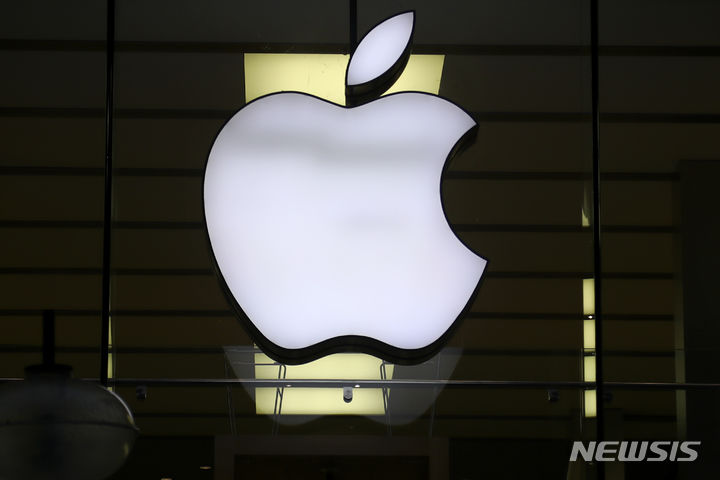 [뮌헨(독일)=AP/뉴시스]독일 뮌헨 도심의 한 매장에 애플 로고가 비치고 있다. 2023.09.08.