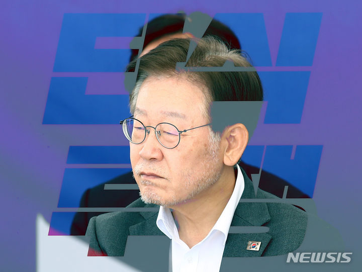 [서울=뉴시스] 이영환 기자 = 이재명 더불어민주당 대표가 8일 오전 서울 여의도 국회 본청 앞 단식투쟁천막에서 열린 최고위원회의에서 최고위원들의 발언을 듣고 있다. (다중노출촬영). 2023.09.08. 20hwan@newsis.com