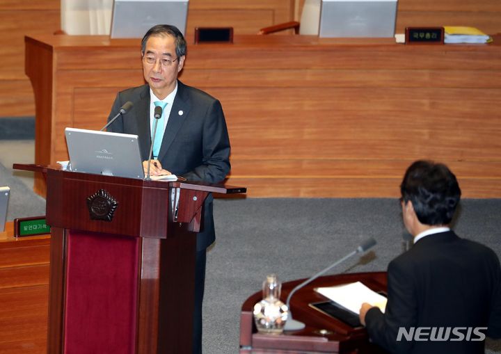 [서울=뉴시스] 조성봉 기자 = 8일 오후 서울 여의도 국회 본회의장에서 열린 제410회국회(정기회) 5차 본회의 교육·사회·문화 분야 대정부 질문에서 한덕수 국무총리가 안민석 더불어민주당 의원의 질의에 답변하고 있다. 2023.09.08. suncho21@newsis.com