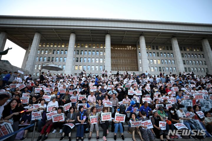 [서울=뉴시스] 조성봉 기자 = 8일 오후 서울 여의도 국회 본청 앞 계단에서 열린 제6차 윤석열 정권 폭정 저지·민주주의 회복 촛불 문화제에서 참가자들이 구호를 외치고 있다. 2023.09.08. suncho21@newsis.com