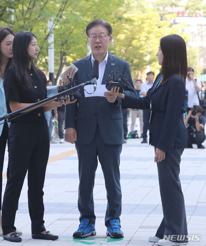 [수원=뉴시스] 김종택 기자 = '쌍방울그룹 대북 송금' 의혹과 관련해 이재명 더불어민주당 대표가 9일 경기도 수원시 영통구 수원지방검찰청에 피의자 신분으로 조사받기 위해 출석하며 입장발표를 하고 있다. (사진공동취재) 2023.09.09. photo@newsis.com