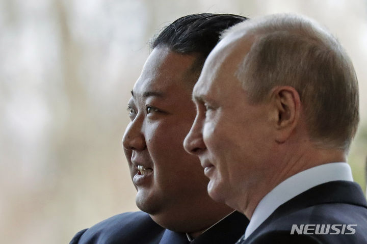 [블라디보스토크=AP/뉴시스]블라디미르 푸틴 러시아 대통령이 북한을 방문하는 이유가 우크라이나 전쟁과 관련한 협력에 있다고 미국 시사 주간 뉴스위크가 17일(현지시각) 내다봤다. 사진은 김정은(왼쪽) 북한 국무위워장과 푸틴 대통령이 2019년 4월25일(현지시각) 러시아 블라디보스토크에서 만나 사진 촬영에 응하는 모습. 2024.06.18.