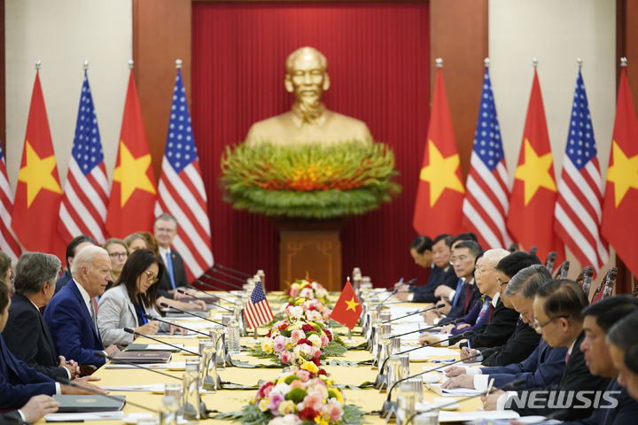 [하노이=AP/뉴시스] 10일 베트남 하노이에 도착한 조 바이든 미국 대통령이 공산당 본부에서 응우옌 푸 쫑 공산당 서기장(오른쪽)과 정상회담을 하고 있다. 바이든 대통령은 이틀간의 일정으로 베트남을 방문했다. 2023.09.10.