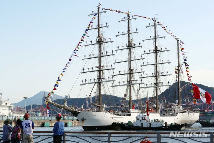 [부산=뉴시스] 하경민 기자 = 페루 해군 훈련함 'BAP 유니언함'(3200t)이 10일 부산 영도구 부산국제크루즈터미널에 입항하고 있다. 길이 115.5m, 폭 6.5m, 돛대 높이 13.5m인 규모의 범선인 이 함정은 '한-페루 수교 60주년'을 기념으로 부산을 방문, 오는 13일까지 무료 시민 개방행사를 연다. 2023.09.10. yulnetphoto@newsis.com