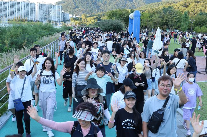 [대구=뉴시스] 대구시 달서구는 월광수변공원에서 2023 월광 달빛 나눔 걷기를 개최했다. (사진 = 대구시 달서구 제공) 2023.09.11. photo@newsis.com *재판매 및 DB 금지