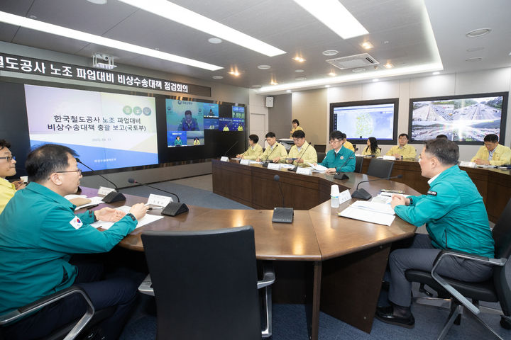 [서울=뉴시스] 홍찬선 기자 = 백원국 국토교통부 제2차관은 11일 오후 정부세종청사에서 오는 14일 전국철도노동조합 파업에 대비한 비상수송대책 점검 영상회의를 주재하고 관계기관 및 지자체에 철저한 준비를 당부하고 있다. 2023.09.11.(사진=국토부 제공) photo@newsis.com *재판매 및 DB 금지