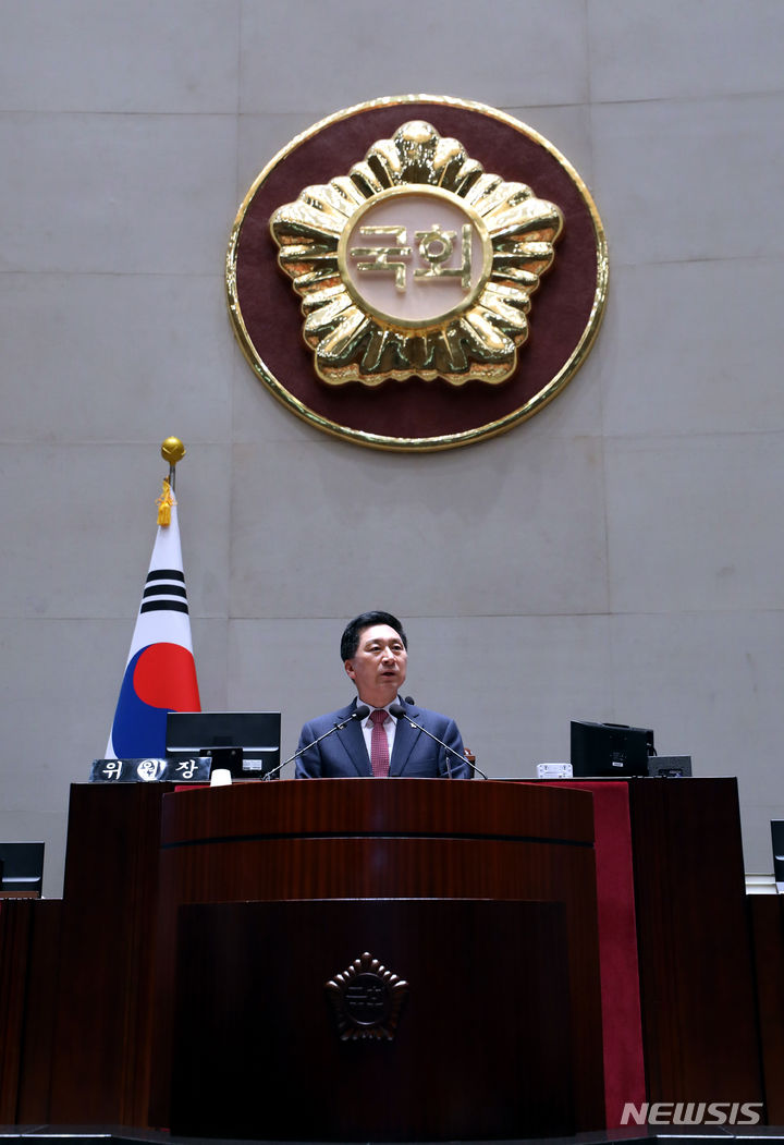 [서울=뉴시스] 조성봉 기자= 김기현 국민의힘 대표가 11일 오후 서울 여의도 국회 예결위 회의장에서 열린 의원총회에서 발언을 하고 있다. 2023.09.11. suncho21@newsis.com