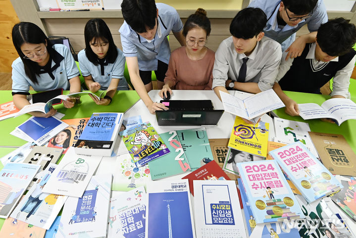 [수원=뉴시스] 지난해 9월11일 경기도 수원시 한 고등학교에서 고3 학생들이 선생님과 진학자료집을 살펴보고 있다. (사진=뉴시스DB). 2024.09.12. photo@newsis.com