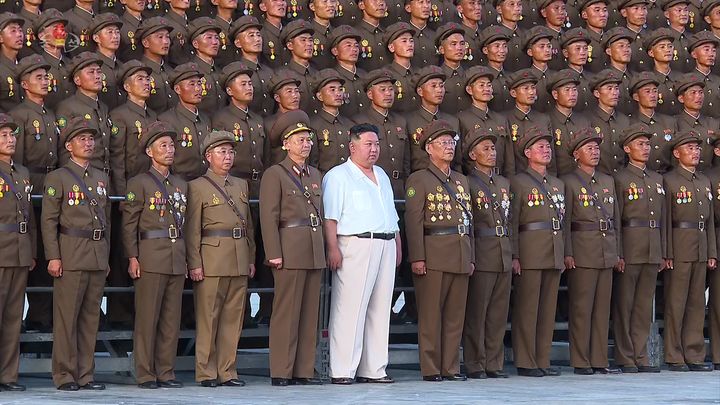 [서울=뉴시스] 김정은 북한 국무위원장이 지난 10일 정권수립일(9·9절) 75주년 경축 '민방위무력 열병식' 참가자들과 10일 기념사진을 찍었다고 조선중앙TV가 11일 보도했다. (사진=조선중앙TV 캡처) 2023.09.09. photo@newsis.com *재판매 및 DB 금지 *재판매 및 DB 금지