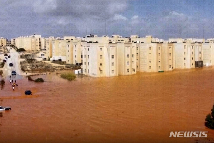 [마르지=AP/뉴시스] 리비아에 강력한 폭풍우가 상륙, 지난 11일(현지시각) 마르지 시내가 물에 잠겨 있다. 2023.09.12.