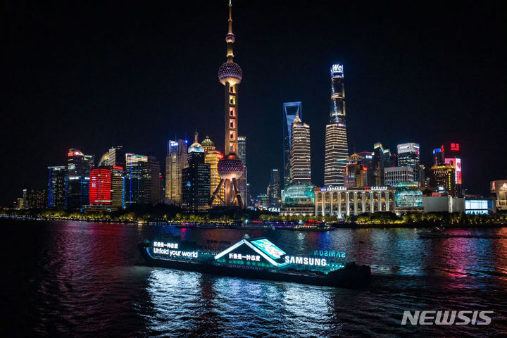 [서울=뉴시스]삼성전자가 지난 8일 중국 상하이에서 LED로 제작된 약 70m 길이의 '갤럭시 Z 플립5' 조형물 선박을 제작하고 선상 마케팅을 진행했다. (사진=삼성전자 제공)