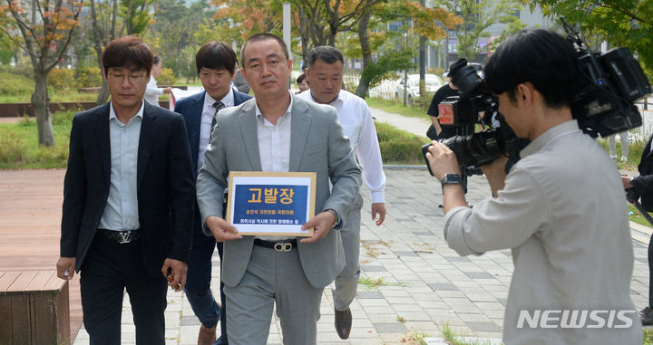 [전주=뉴시스] 김얼 기자 = 이덕춘 더불어민주당 정책위부의장이 12일 전북 전주시 전북지방검찰청 앞에서 잼버리 책임전가 및 전북도민을 모욕한 국민의힘 송언석 의원을 규탄하는 고발장 접수 및 삭발식을 열고 고발장을 접수하기 위해 장내로 들어서고 있다. 2023.09.12. pmkeul@nwsis.com