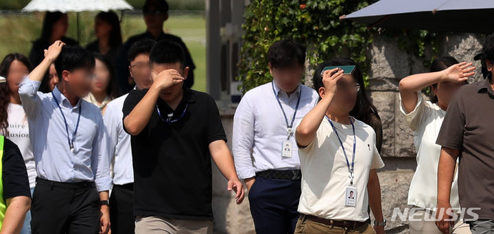 [서울=뉴시스] 김명년 기자 = 화요일인 오는 19일은 낮 최고기온이 31도까지 오르는 등 늦더위가 이어지겠다. 오전부터 낮 사이 수도권과 강원도엔 비가 내리는 곳이 있겠다. 사진은 지난 12일 서울 영등포구 국회 앞 횡단보도에서 시민들이 손으로 햇빛을 가리고 있는 모습. 2023.09.12. kmn@newsis.com