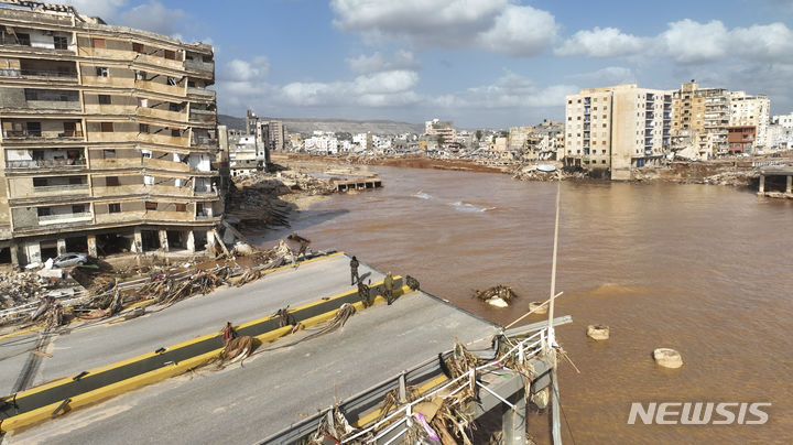 [데르나=AP/뉴시스] 지난 11일(현지시각) 지중해성 폭풍 '대니얼'이 리비아 동부를 강타한 후 12일 데르나 시내가 침수돼 있다. 대니얼로 인한 홍수로 데르나 제방 2곳이 무너지면서 도시 4분의 1 이상이 물에 휩쓸렸고 최소 5300명이 숨진 것으로 나타났다. 2023.09. 25. 