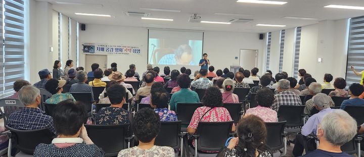 [고성(경남)=뉴시스] 신정철 기자= 경남 고성군은 오는 21일 치매극복의 날을 기념해 치매공감 영화 ‘기억’을 하일면 등 3개 면에서 상영한다.사진은 지난 12일 하일면 복지문화센터에서 영화 상영 전 감독 최정우와 함께 하는 치매 공감 이야기 모습.(사진=고성군제공).2023.09.13. photo@newsis.com *재판매 및 DB 금지