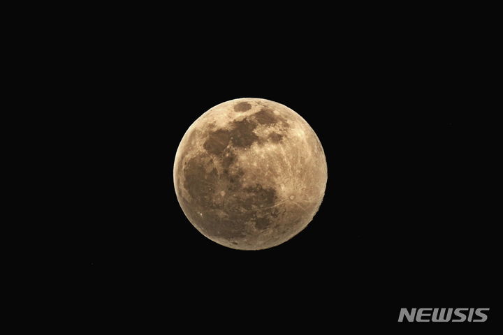 ìŠ¤ë§ˆíŠ¸í °ìœ¼ë¡œ ë‹¬ì‚¬ì§„ ì°°ì¹µ’ ê¹€í•´ì²œë¬¸ëŒ€, ì¶”ì„ ë§žì ´ í–‰ì ‚¬ ì—°ë‹¤ ì•„ë²„ë¥¼ ì•Œë³´ë„ ì•Šì•˜ë‚˜ ì˜¤ë¥¸ë‹¤