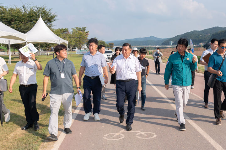 [뉴시스=공주]12일 대백제전 현장점검 하는 최원철 공주시장과 공무원.(사진=공주시) *재판매 및 DB 금지