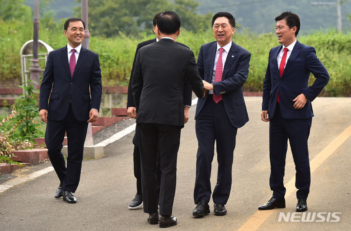 [대구=뉴시스] 이무열 기자 = 김기현 국민의힘 대표가 13일 박근혜 전 대통령을 예방하기 위해 대구 달성군 유가읍 사저로 들어가고 있다. 2023.09.13. lmy@newsis.com