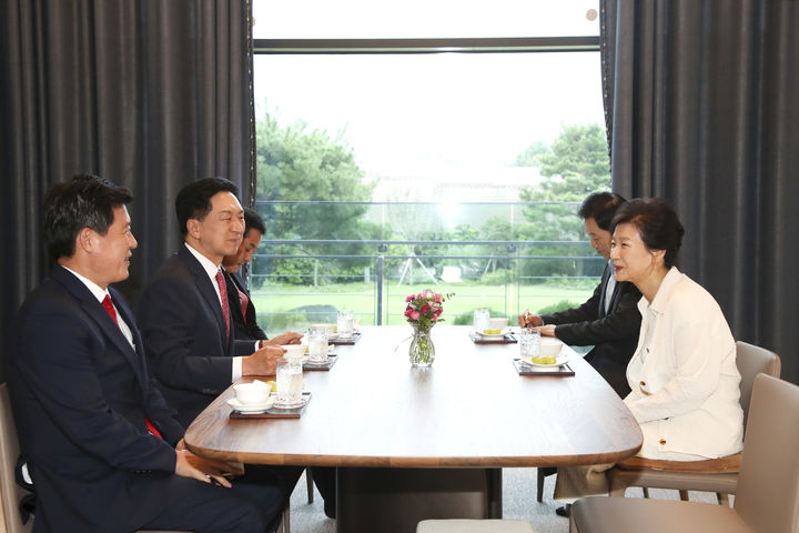 박근혜 전 대통령을 예방한 김기현 국민의힘 대표. [서울=뉴시스] 이영환 기자 = 김기현 국민의힘 대표가 13일 대구 달성군 박근혜 전 대통령 사저에서 박 전 대통령과 대화를 하고 있다. (사진=국민의힘 제공) 2023.09.13. photo@newsis.com *재판매 및 DB 금지