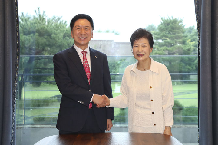 박근혜 전 대통령을 예방한 김기현 국민의힘 대표. [서울=뉴시스] 이영환 기자 = 김기현 국민의힘 대표가 13일 대구 달성군 박근혜 전 대통령 사저에서 박 전 대통령과 기념촬영을 하고 있다. (사진=국민의힘 제공) 2023.09.13. photo@newsis.com *재판매 및 DB 금지