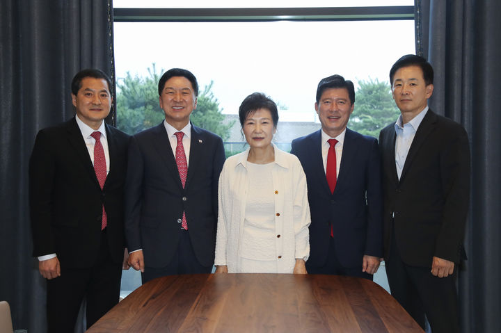 박근혜 전 대통령을 예방한 김기현 국민의힘 대표. [서울=뉴시스] 이영환 기자 = 김기현 국민의힘 대표가 13일 대구 달성군 박근혜 전 대통령 사저에서 박 전 대통령과 기념촬영을 하고 있다. 왼쪽부터 박대출 정책위의장,김 대표, 박 전 대통령, 구자근 당 대표 비서실장, 유영하 변호사. (사진=국민의힘 제공) 2023.09.13. photo@newsis.com *재판매 및 DB 금지