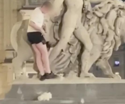 한 관광객이 벨기에 브뤼셀의 증권거래소 앞 동상에 올라갔다가 동상의 손을 부러뜨리고 체포됐다. 출처 : @Technical gurpreet *재판매 및 DB 금지