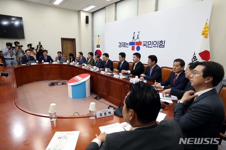 국민의힘 최고위원회의. [서울=뉴시스] 조성봉 기자= 김기현 국민의힘 대표가 14일 오전 서울 여의도 국회에서 열린 최고위원회의에 발언을 하고 있다. 2023.09.14. suncho21@newsis.com