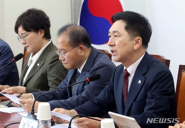 [서울=뉴시스] 조성봉 기자= 김기현 국민의힘 대표가 14일 오전 서울 여의도 국회에서 열린 최고위원회의에서 발언을 하고 있다. 2023.09.14. suncho21@newsis.com