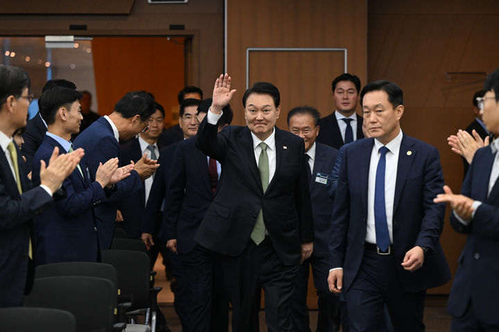 [부산=뉴시스] 윤석열 대통령이 14일 부산 남구 부산국제금융센터(BIFC)에서 열린 대통령 직속 지방시대위원회의 '지방시대 선포식'에서 참석자들을 향해 손 흔들어 인사하고 있다. (사진=대통령실 제공) 2023.09.14. photo@newsis.com *재판매 및 DB 금지