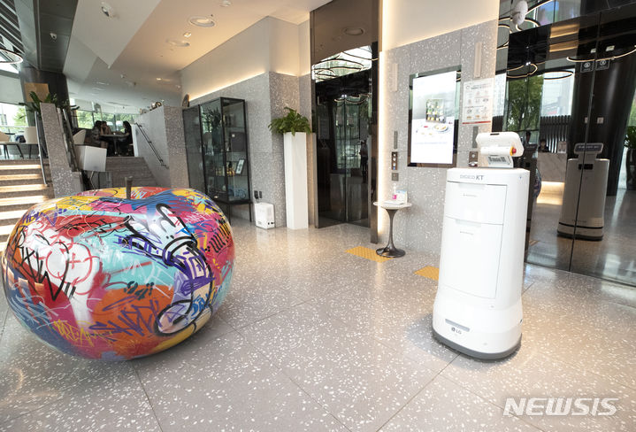 [서울=뉴시스]KT가 포포인츠 바이 쉐라톤 서울, 강남에 AI 배송로봇(실내)를 도입했다. 사진은 호텔 1층 로비에 배치된 AI 배송로봇의 모습. (사진=KT 제공)